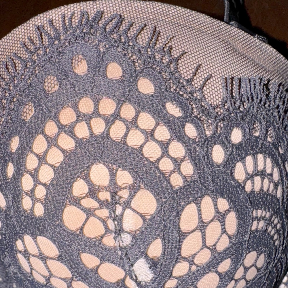 Victoria’s Secret Lace Underwire Bra Size 34B - Picture 7 of 7